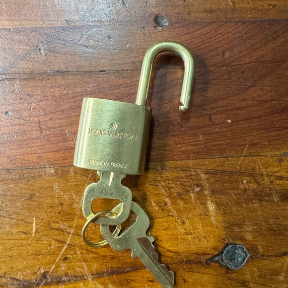 Louis Vuitton Lock #306 - Picture 3 of 4
